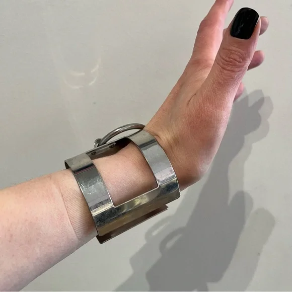 Metal O Ring Cuff Unisex - Picture 6 of 11